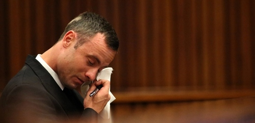 Paralympijský šampion Oscar Pistorius, který je obžalován z vraždy své přítelkyně Reevy Steenkampové, začne 7. dubna před soudem odpovídat na otázky obhájce. 
