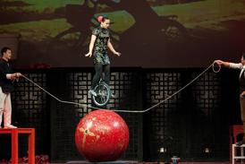 I ženy umí pěkné kousky (ilustrační foto z čínského cirkusu).