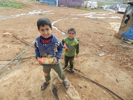 Malí Syřané v uprchlickém táboře.