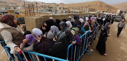 Syřanky čekající na humanitární pomoc.