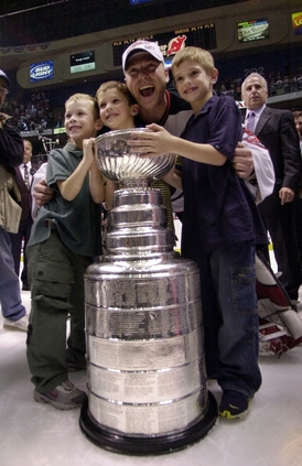 Jedenáct let zpátky. Takto se Brodeur radoval ze zisku Stanleyova poháru se syny Jeremym, Williamem a Anthonym (zleva) v roce 2003.