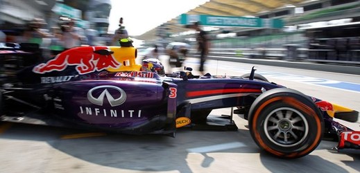 Stáj formule 1 Red Bull má před Velkou cenou Malajsie znovu problémy s čidlem, které měří průtok benzínu do motoru. 