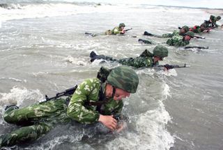 Výcvik výsadkových jednotek ruského námořnistva.