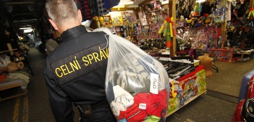Podle celní správy stoupá v příhraničních tržištích kromě padělků hlavně prodej drog. 