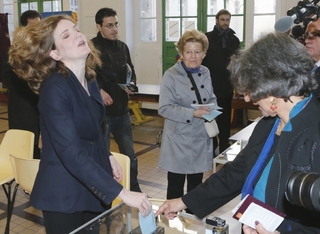 Pravicová kandidátka Nathalie Kosciusková-Morizetová volí v Paříži.