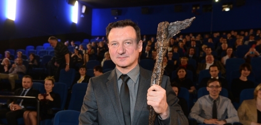 Polský herec Robert Więckiewicz převzal za režiséra Andrzeje Wajdu cenu Kristián.