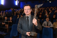 Polský herec Robert Więckiewicz převzal za režiséra Andrzeje Wajdu cenu Kristián.