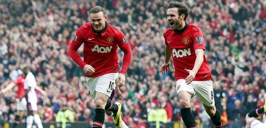 Waynu Rooneymu (vlevo) se dařilo.