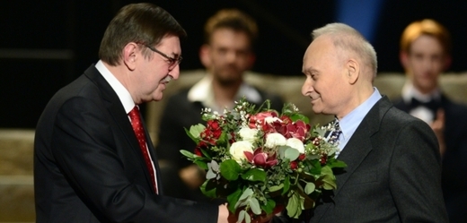 Ladislav Smoček (vpravo) přebírá ocenění.