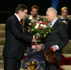 Ladislav Smoček (vpravo) přebírá ocenění.