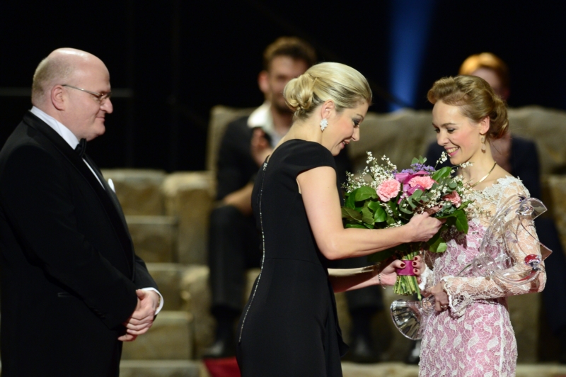 Zleva ministr kultury Daniel Herman a herečka Sabina Laurinová předali Martě Drastíkové cenu Thálie v oboru balet-pantomima a jiné tanečnědramatické žánry.