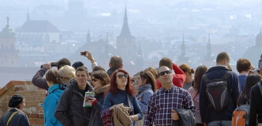 "Teplá" zima přilákala do Prahy více zahraničních turistů.