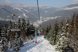 Ve Špindlerově Mlýně se v březnu ještě lyžovalo.