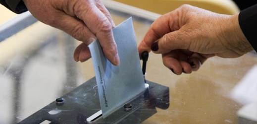 Francouzské obecní volby provází nízká volební účast.