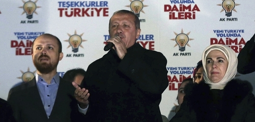 Strana tureckého premiéra Erdogana (uprostřed) obstála v komunálních volbách.