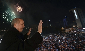 Premiér Erdogan kyne davům.