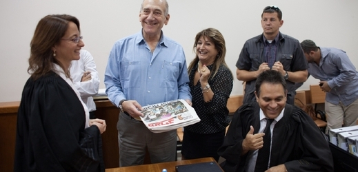 Expremiér Olmert (modrá košile) u soudu se svými právníky a bývalou sekretářkou (po jeho levém boku).