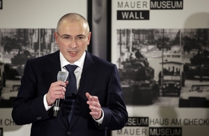 Chodorkovskij si po svém propuštění z vězení zkoušel hrát na disidenta.
