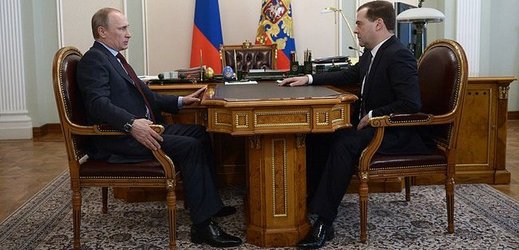 Pracovní schůzka prezidenta Putina (vlevo) a premiéra Medveděva (konec března 2014).