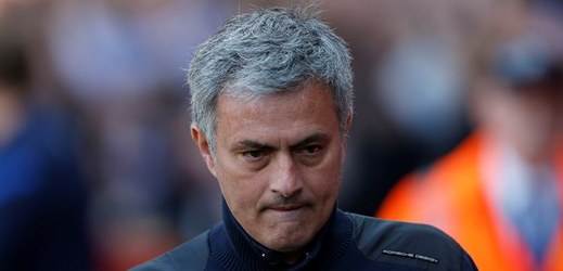 Manažera Chelsea Josého Mourinha pořádně namíchl podavač míčů. 
