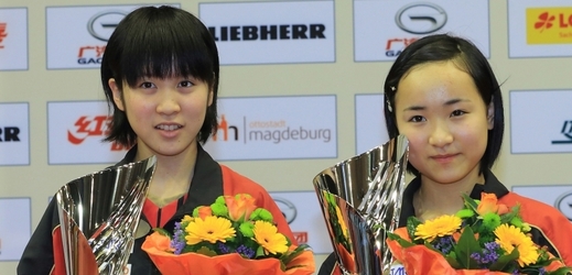 Je jim pouhých třináct let, přesto už se japonské stolní tenistky Miu Hiranová (vlevo) a Mima Itová pyšní triumfem na turnaji elitní série World Tour.