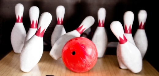 Muž vytvořil rekord v bowlingu pozadu (ilustrační foto).