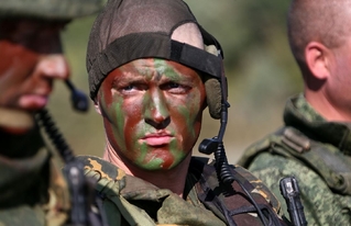 Ruští vojáci by své ukrajinské kolegy smlsli jako malinu. 