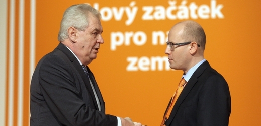 Miloš Zeman (vlevo) a Bohuslav Sobotka na sjezdu ČSSD (snímek z roku 2013).