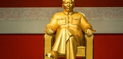 Zlatá socha Mao Cč-tunga (ilustrační foto).