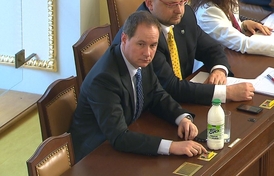 Petr Gazdík v boji proti politickému alkoholismu raději ostentativně volí mléko.
