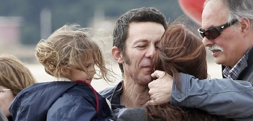Španělský novinář Javier Espinosa (uprostřed) objímá svoji manželku s dcerou.