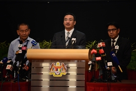Malajsijský ministr dopravy Hishammuddin Hussein na tiskové konferenci.