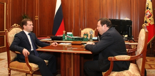 Michail Fridman (vpravo) koupil DEA. Na snímku s ruským premiérem Medveděvem.
