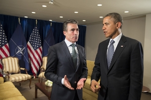 Šéf NATO Rasmussen (vlevo) a prezident USA Obama v Bruselu 27. března 2014.