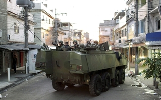 Obrněné vozy vojska v ulicích favel.