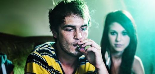 Američtí náctiletí vymýšlejí různé způsoby zábavy, v poslední době se baví kouřením kávy.
