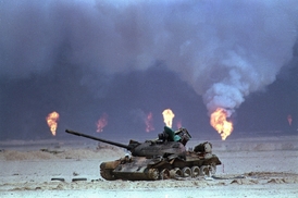 Zničený irácký tank na pozadí hořících ropných polí. Mohly zplodiny přiotrávit vojáky?