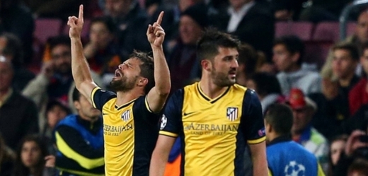 Diego Ribas a David Villa slaví gól.