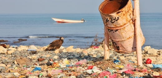 Na moři se tvoří celé ostrovy odpadků (ilustrační foto).