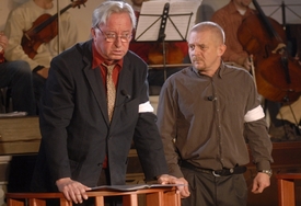 Jiří Lábus (vlevo) a Petr Čtvrtníček ve hře Ivánku, kamaráde...