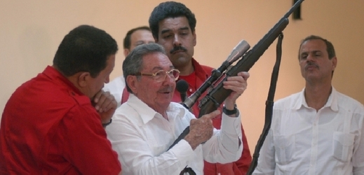 Zesnulý prezident Hugo Chávez (vlevo) a Raúl Castro (s flintou) v Havaně. 