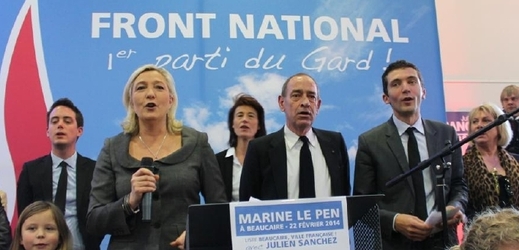 Marine Le Penová se spolustraníky v Beaucaire.