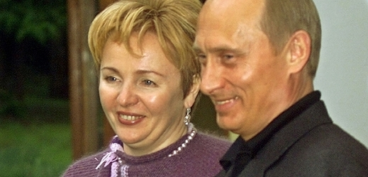 Ruský prezident s chotí Ljudmilou v roce 2002.
