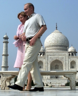 Putin s manželkou u Tádž Mahalu v Indii.