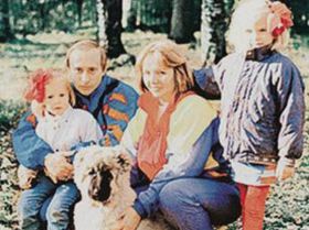 Starší rodinné foto. Putin s manželkou a dcerami.