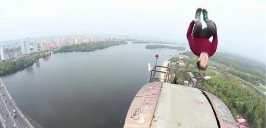 James Kingston a jeho salto na mostě.