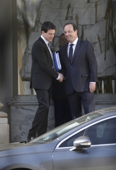 Novopečený premiér Manuel Valls (vlevo) s prezidentem Hollandem.