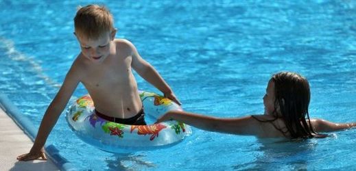 Často svou moč do bazénu vypouštějí malé děti (ilustrační foto).