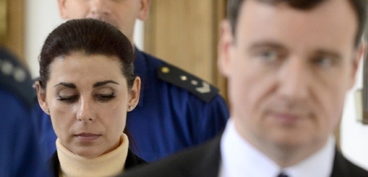 Kateřina Pancová s Davidem Rathem u soudu.