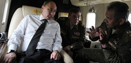 Jak dál na Ukrajině? Putin se svými vojáky.